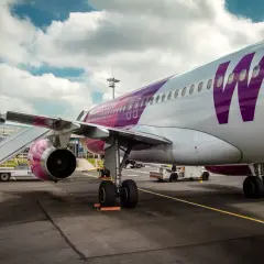 Samolot Wizz Air z fioletowym logo czeka na pasażerów na lotnisku Paryż Beauvais.