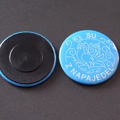 Dwa magnesy, jeden z ptaszkiem i napisem "SU Z NAPAJEDEL", drugi z czarnym spodem. Czy magnesy można mieć w bagażu podręcznym?