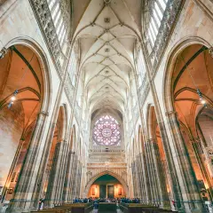 Wnętrze katedry św. Wita zachwyca gotycką architekturą, strzelistymi łukami i witrażem róży.