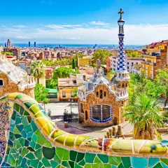 Kolorowe mozaiki Parku Güell w Barcelonie, idealne miejsce na spacer przed wyborem, gdzie najlepiej nocować w Barcelonie.