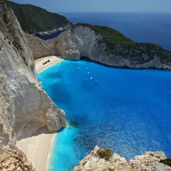 Widok na zatokę wraku Zakynthos z klifu. Turkusowa woda, biała plaża i wrak statku.