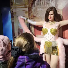 Dzieci podziwiają figurę woskową w Muzeum Figur Woskowych Kołobrzeg.