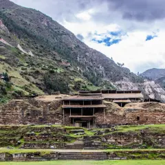 Kamienne ruiny Chavin de Huantar w Peru, otoczone zielonymi zboczami gór.