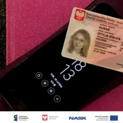 Dowód osobisty Otylii Kuras leży na telefonie. Czy do zameldowania w hotelu potrzebny jest dowód osobisty? Tak, zazwyczaj jest wymagany.