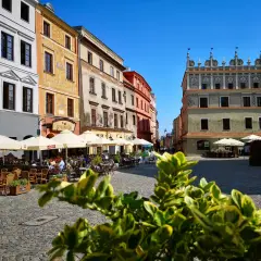 Tętniący życiem rynek w Lublinie. Kolorowe kamienice, kawiarniane ogródki i zabytkowa architektura tworzą urokliwy klimat.