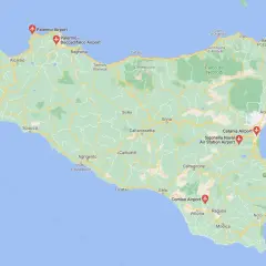 Mapa Sycylii z zaznaczonymi lotniskami: Palermo, Trapani-Birgi, Catania, Comiso i Sigonella.
