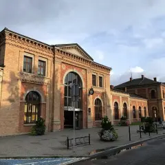 Stara ceglana stacja kolejowa w Bielsku-Białej, z napisem "K.K. PRIVILEGIRTE". Piękne architektoniczne bielsko biała atrakcje.