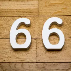 Białe cyfry 66 na drewnianym tle. Czy to symbol końca pewnej ery, jak hotel sixty six dlaczego zamknięty?