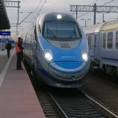 Pendolino na peronie, gotowe do podróży. Zastanawiasz się, jak długo jedzie pendolino z Krakowa do Warszawy?