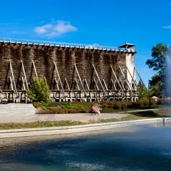 Tężnie w Ciechocinku, fontanna i zielone otoczenie – idealne ciechocinek atrakcje na weekend.