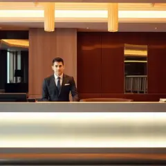 Ile zarabia recepcjonistka w hotelu? Sprawdź nieznane fakty o wynagrodzeniach