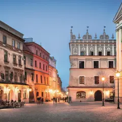Wieczorny Rynek w Lublinie zachwyca. Warto zobaczyć zabytkowe kamienice i poczuć atmosferę miasta. Idealne miejsce, by zacząć zwiedzanie Lublina.