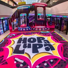 Kolorowy plac zabaw "Hop-Lupa" w Łodzi to świetne atrakcje dla dzieci. Neonowe światła i nowoczesny design zachęcają do zabawy.