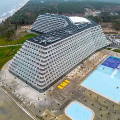 Hotel Gołębiewski Pobierowo: kiedy otwarcie? Nowoczesny hotel z basenami i widokiem na morze, w otoczeniu lasu.
