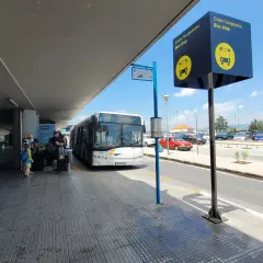 Autobus na przystanku przy porcie lotniczym Saloniki Macedonia.