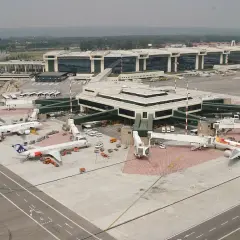 Port lotniczy Mediolan Malpensa tętni życiem. Samoloty Air France i SAS czekają na pasażerów, a nowoczesne terminale obsługują ruch.