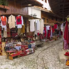 Co warto przywieźć z Albanii? Odkryj unikalne pamiątki i smaki