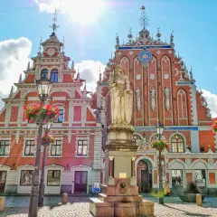 Ryga co zobaczyć: Dom Bractwa Czarnogłowych i pomnik Rolanda na Rynku Starego Miasta.
