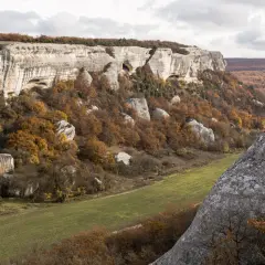 Malownicze miasteczko skalne w Czechach, z klifami, jaskiniami i jesiennymi drzewami.