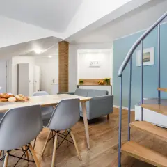 Śniadanie nad morzem? Sprawdź, ile kosztuje nocleg w takim miejscu. Wygodny apartament z widokiem na morze.
