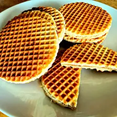 Stos słodkich stroopwafel, idealnych jako pamiątka, co można przywieźć z Holandii.