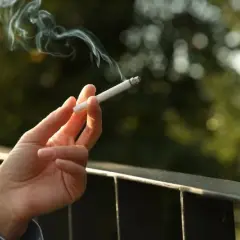 Czy można palić na balkonie w hotelu? Zasady, które musisz znać