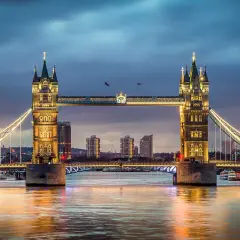 Tower Bridge w Londynie nocą, idealne miejsce, by zastanowić się, gdzie najlepiej nocować w Londynie.