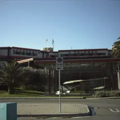 Port lotniczy Genua C. Colombo. W szklanej gablocie stoi zabytkowy samolot.