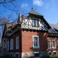 Dworek w Zawierciu, z charakterystyczną ceglaną fasadą i szachulcem, to ciekawe miejsce, co zobaczyć w Zawierciu.
