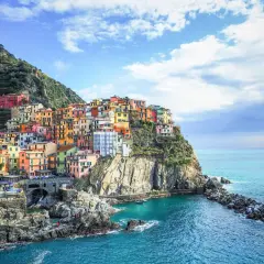 Kolorowe domy Cinque Terre, prowincja La Spezia, Włochy, wznoszą się na klifie nad turkusowym morzem.