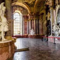 Wnętrze opactwa pocysterskiego w Krzeszowie. Marmurowe kolumny, rzeźby aniołów i monumentalne nagrobki tworzą barokowy splendor.