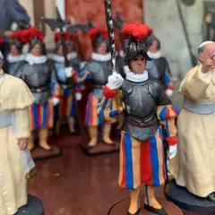 Figurki papieża i Gwardii Szwajcarskiej. Idealne pamiątki, jeśli zastanawiasz się, co kupić w Watykanie.