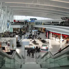 Nowoczesny terminal lotnisko Budapeszt im. Ferenca Liszta z licznymi sklepami i pasażerami.