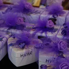 Pudełka z lawendą z Hvaru, idealne pamiątki z Chorwacji. Fioletowe różyczki i tiul dodają im uroku.