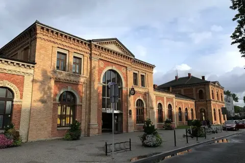 Stara ceglana stacja kolejowa w Bielsku-Białej, z napisem "K.K. PRIVILEGIRTE". Piękne architektoniczne bielsko biała atrakcje.