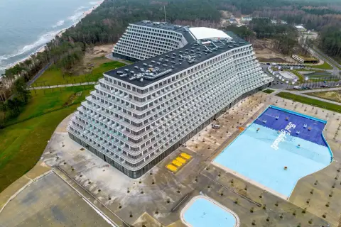 Hotel Gołębiewski Pobierowo: kiedy otwarcie? Nowoczesny hotel z basenami i widokiem na morze, w otoczeniu lasu.