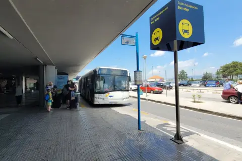 Autobus na przystanku przy porcie lotniczym Saloniki Macedonia.