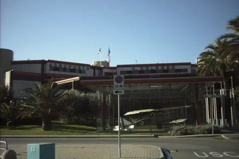 Port lotniczy Genua C. Colombo. W szklanej gablocie stoi zabytkowy samolot.