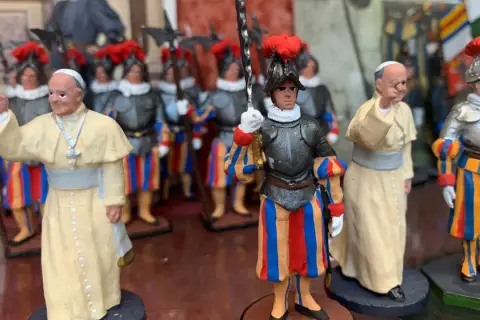 Figurki papieża i Gwardii Szwajcarskiej. Idealne pamiątki, jeśli zastanawiasz się, co kupić w Watykanie.