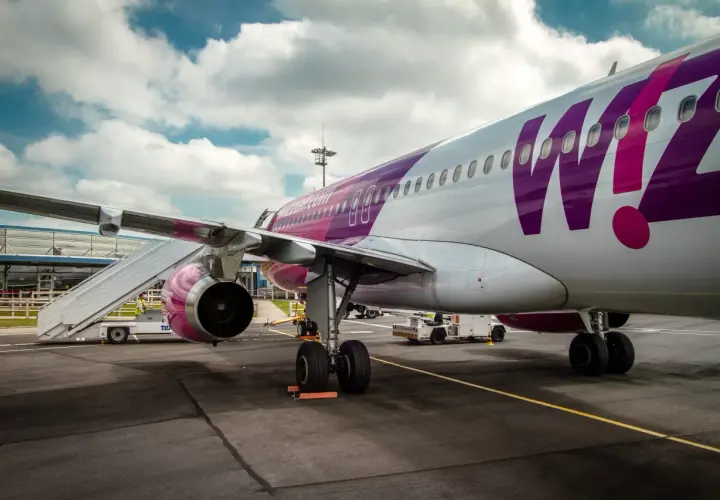 Samolot Wizz Air z fioletowym logo czeka na pasażerów na lotnisku Paryż Beauvais.