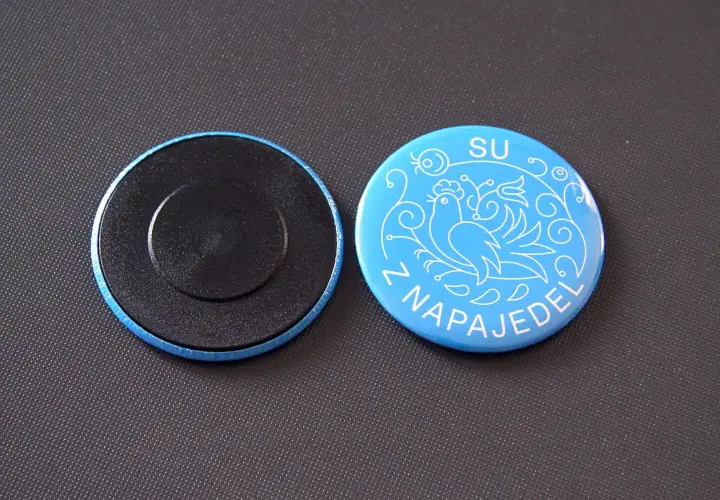 Dwa magnesy, jeden z ptaszkiem i napisem "SU Z NAPAJEDEL", drugi z czarnym spodem. Czy magnesy można mieć w bagażu podręcznym?