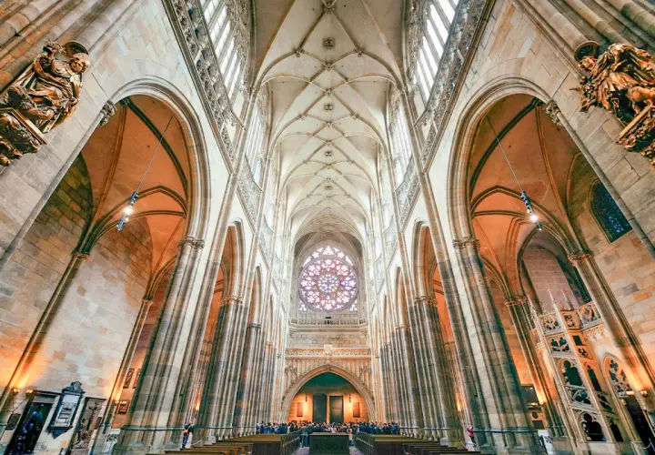 Wnętrze katedry św. Wita zachwyca gotycką architekturą, strzelistymi łukami i witrażem róży.