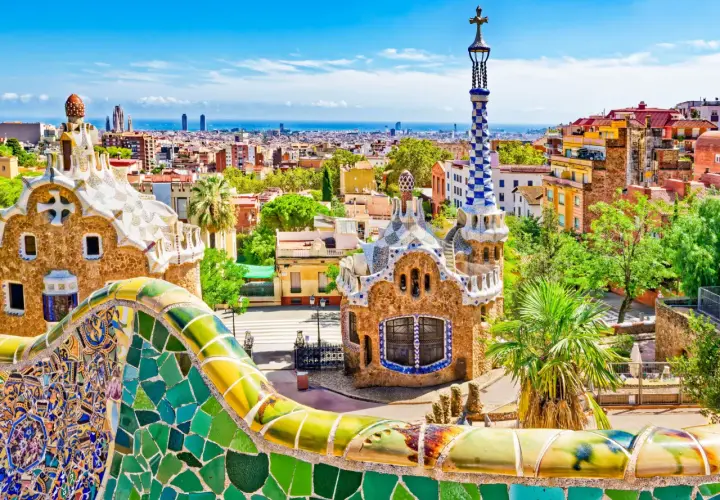 Kolorowe mozaiki Parku Güell w Barcelonie, idealne miejsce na spacer przed wyborem, gdzie najlepiej nocować w Barcelonie.