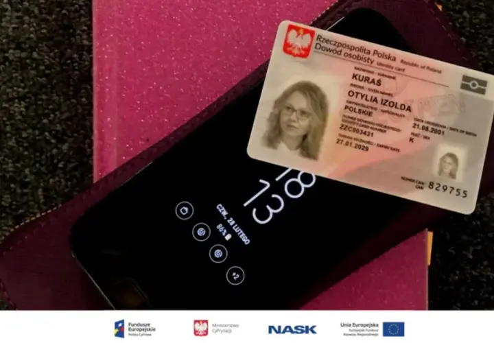 Dowód osobisty Otylii Kuras leży na telefonie. Czy do zameldowania w hotelu potrzebny jest dowód osobisty? Tak, zazwyczaj jest wymagany.