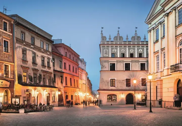 Wieczorny Rynek w Lublinie zachwyca. Warto zobaczyć zabytkowe kamienice i poczuć atmosferę miasta. Idealne miejsce, by zacząć zwiedzanie Lublina.