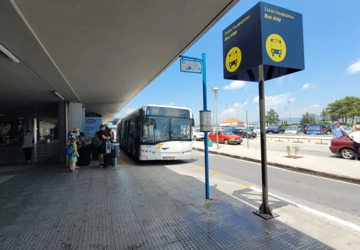 Autobus na przystanku przy porcie lotniczym Saloniki Macedonia.