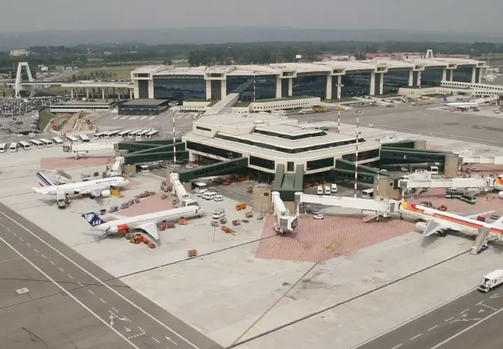 Port lotniczy Mediolan Malpensa tętni życiem. Samoloty Air France i SAS czekają na pasażerów, a nowoczesne terminale obsługują ruch.