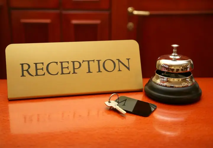 Czy w hotelu można przyjmować gości? Zaskakujące zasady i ograniczenia