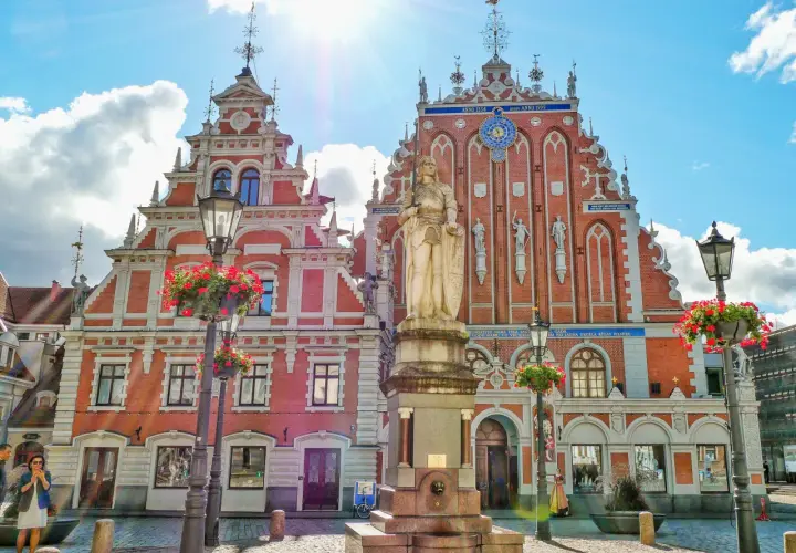 Ryga co zobaczyć: Dom Bractwa Czarnogłowych i pomnik Rolanda na Rynku Starego Miasta.