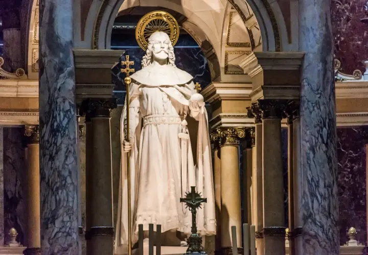 Kamienna postać króla z berłem i jabłkiem, ozdobiona złotym nimbem, stoi w monumentalnym wnętrzu bazyliki św. Stefana w Budapeszcie.